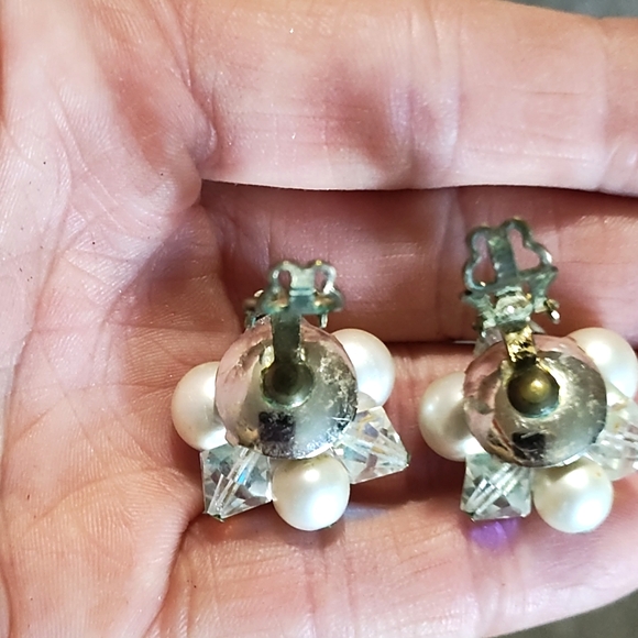 VINTAGE 60s CLUSTERED WHITE FAUX PEARL AB CRYSTAL CLIP-ON 1" EARRINGS - Picture 7 of 10